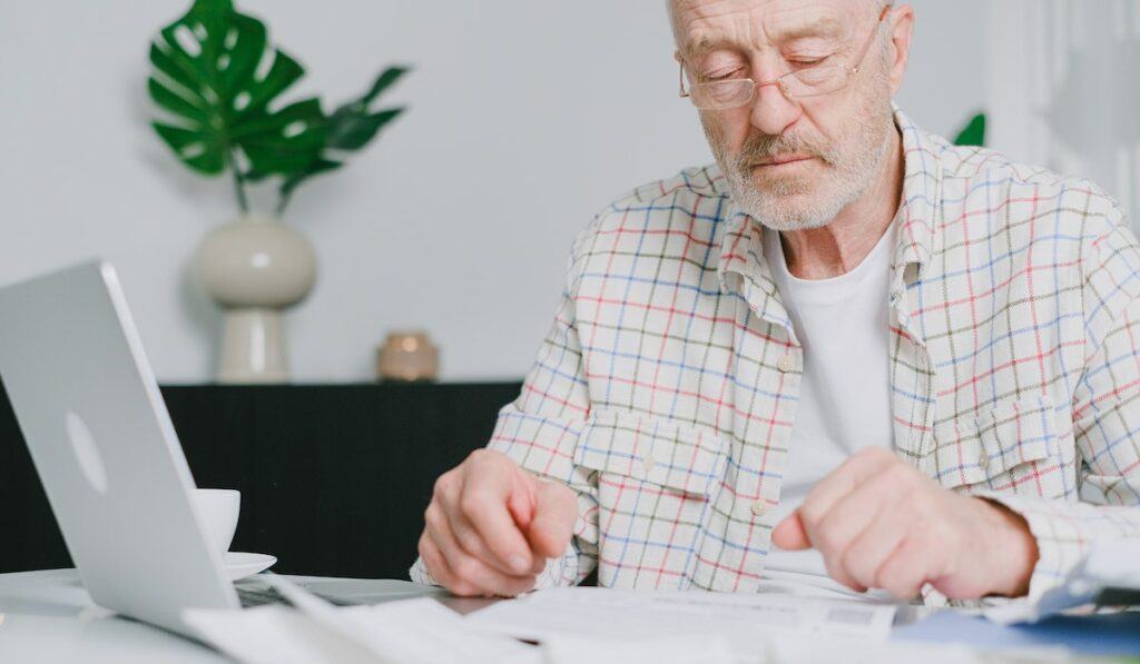 how-to-manage-debt-to-income-ratio-after-retirement